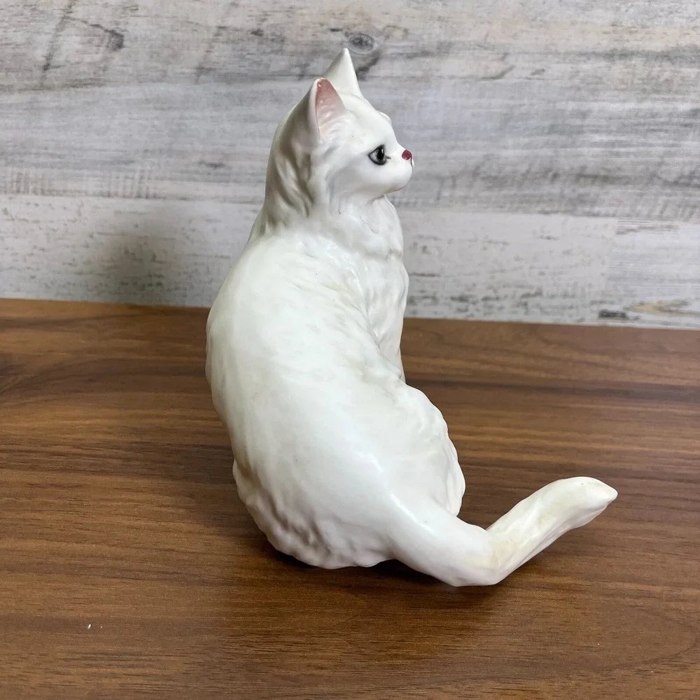 Vintage  LEFTON Fluffy‎ White Persian Kitten Porcelain Cat Tail Hang off Shelf